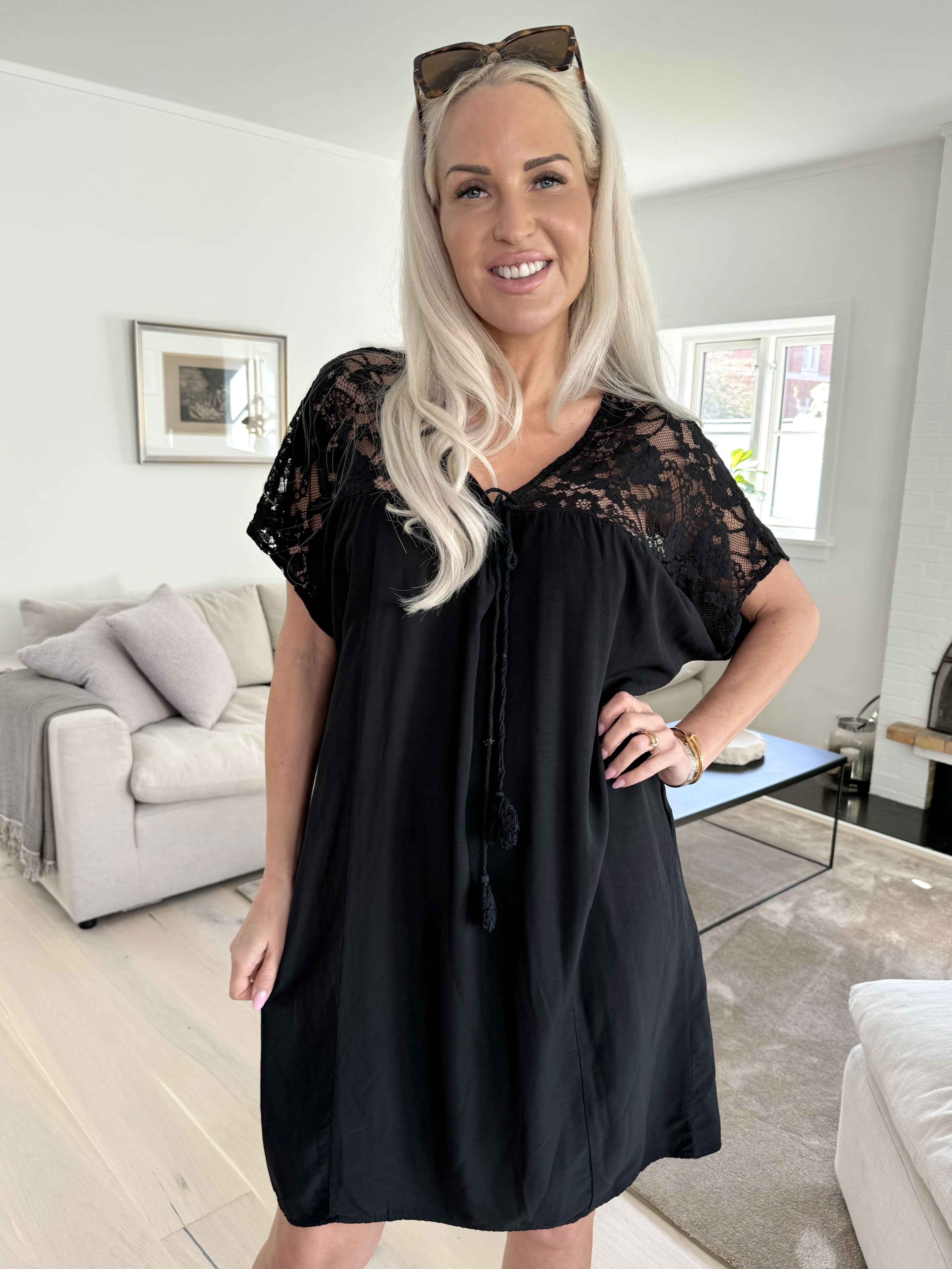 Martina - Söt klänning med spetstopp